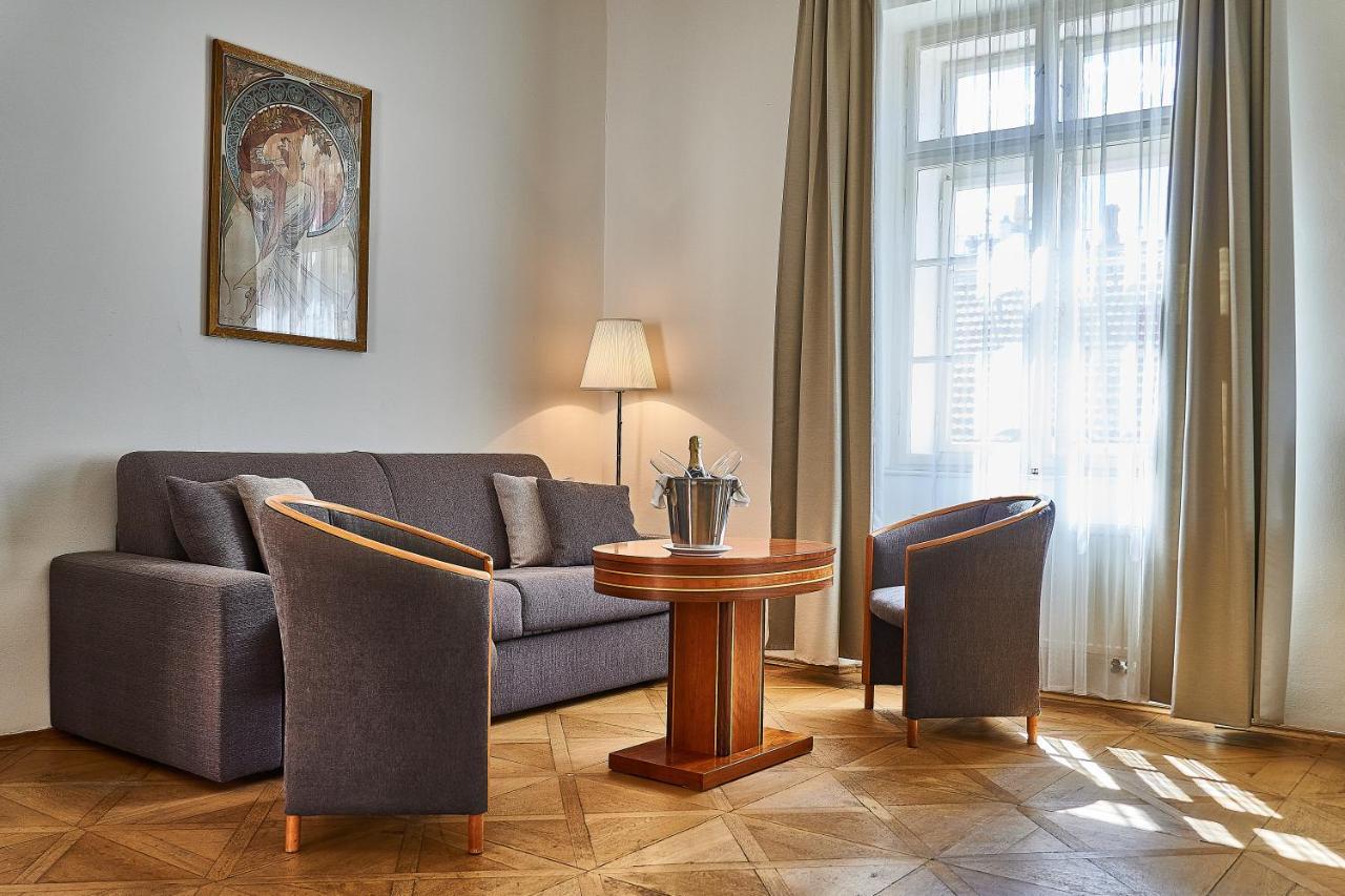 Three Golden Crowns Apartments Aparthotel Praga