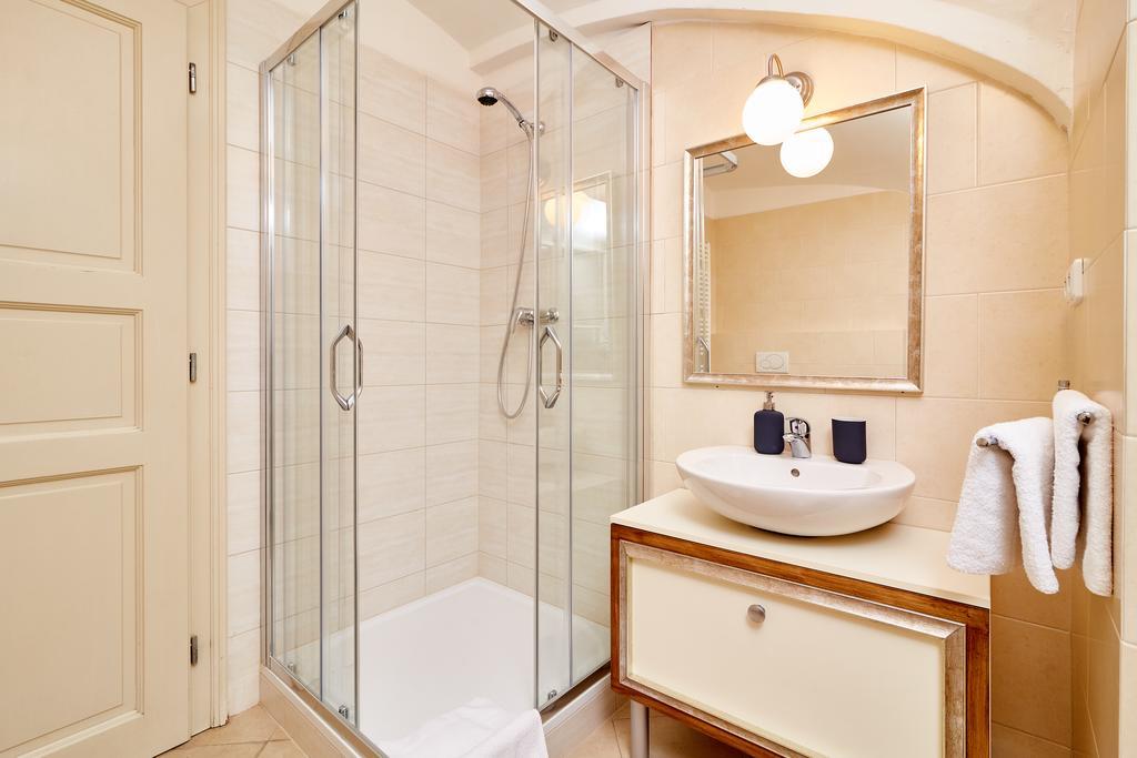Three Golden Crowns Apartments Aparthotel Praga