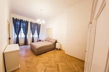 Three Golden Crowns Apartments Aparthotel Praga