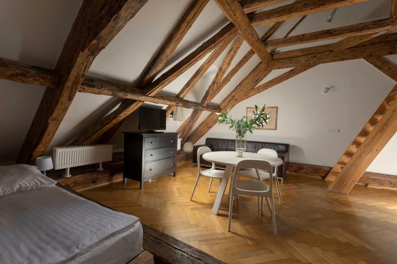 Three Golden Crowns Apartments Aparthotel Praga